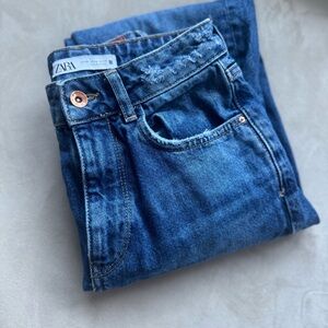 Zara dark wash slightly distressed jeans. Great condition! Size 4.
